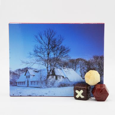 Fotokarton Friesenhaus im Schnee mit 12 Trüffeln 